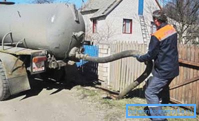 Вакумски камиони на послу Вакумски камиони на послу