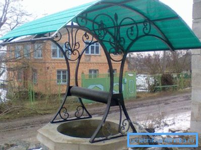 Бетон са поликарбонатним кровом и ковањем. Бетон са поликарбонатним кровом и ковањем.