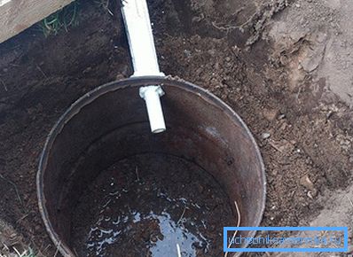 1198 Баррел вкопана близу купатила
