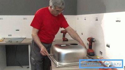 На јефтинији су понијеви поклопци од нерђајућег челика. На јефтинији су понијеви поклопци од нерђајућег челика.
