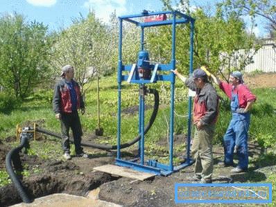 Тим специјалиста врши ротационо бушење водовода.