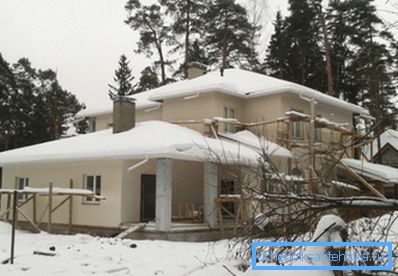 Приватна кућа испушта топлоту кроз све затворене структуре. Приватна кућа испушта топлоту кроз све затворене структуре.