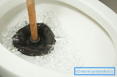 Чишћење тоалета од удубљења клипа