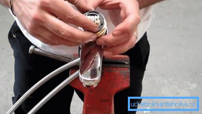 Шта урадити када је славина пробила у кухињи Шта урадити када је славина пробила у кухињи