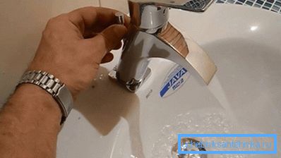 Да проверите канализацију, довољно је сакупљати пуну воду и одводити га. Да проверите канализацију, довољно је сакупљати пуну воду и одводити га.