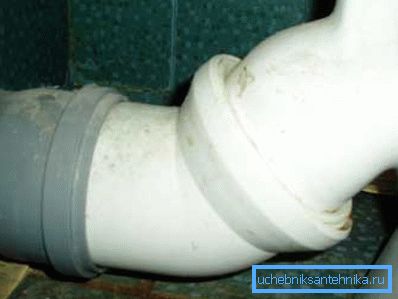 Чак и благо пристрасност може уклонити заптивку гуме и изазвати влажност и чак цурење са сваким испирањем воде из резервоара.