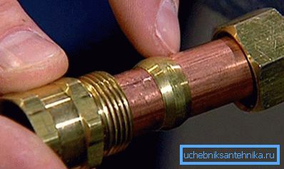 Компресиони фитинги се могу користити за хладне прикључке. Компресиони фитинги се могу користити за хладне прикључке.