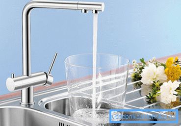 Није потребно инсталирати одвојени уређај за напајање филтриране воде. Није потребно инсталирати одвојени уређај за напајање филтриране воде.