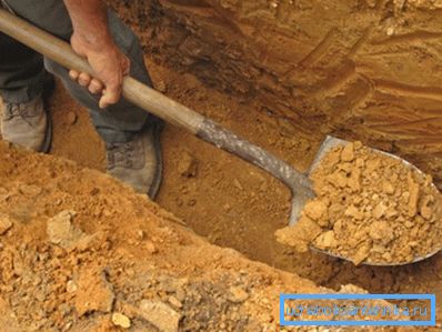За полагање цеви копања рова. За полагање цеви копања рова.