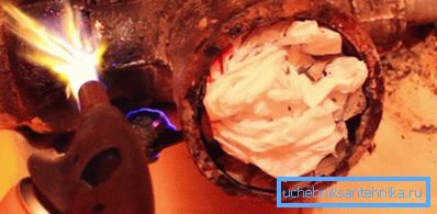 Ако се снажно грејање користи у суседном дијелу цијеви, лијевано гвожђе ће се проширити и прекретница се може уклонити без оштећења. Ако се снажно грејање користи у суседном дијелу цијеви, лијевано гвожђе ће се проширити и прекретница се може уклонити без оштећења.