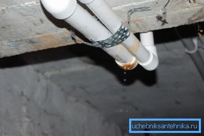 Ако цеви излазе изван стана, оне треба поправити комуналијама, без додатних трошкова. Ако цеви излазе изван стана, оне треба поправити комуналијама, без додатних трошкова.