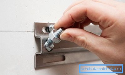 Ако имате држач у облику плоче, не заборавите да га поставите на нивоу хоризонталне равни