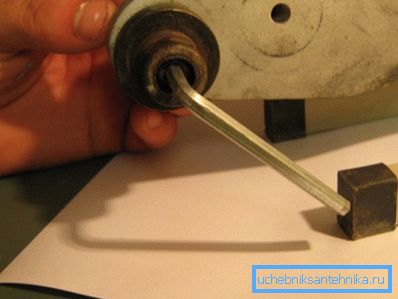 Фиксирање цеви на лемљеном гвожђу Фиксирање цеви на лемљеном гвожђу