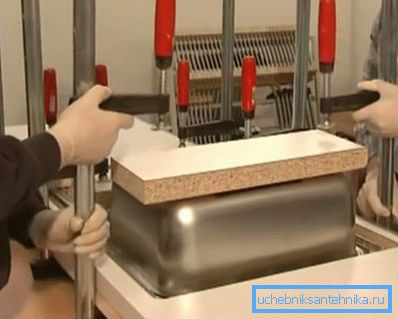 Спајање судопера са стезаљкама Спајање судопера са стезаљкама