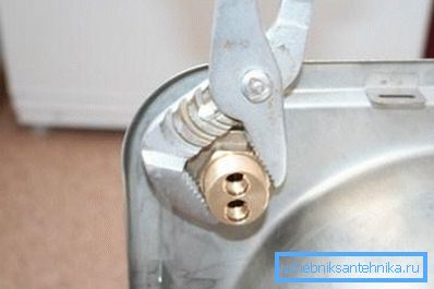 Фиксирана са унутрашње стране стезне матице