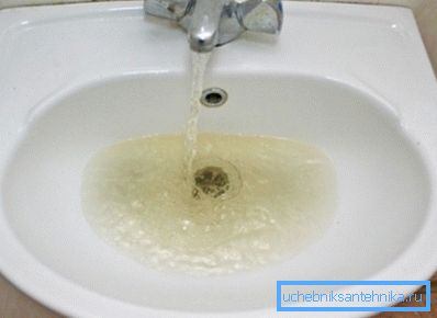 Прљава вода може да изазове мрље на умиваонику. Прљава вода може да изазове мрље на умиваонику.