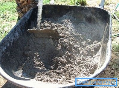 Оба порцелана и грнчарија су направљена од бијеле глине, али прва, због посебних адитива, има боље потрошачке особине. Оба порцелана и грнчарија су направљена од бијеле глине, али прва, због посебних адитива, има боље потрошачке особине.