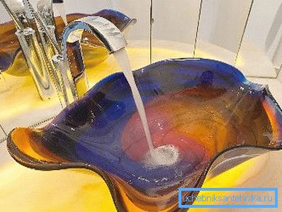 Игра воде, стакла и светлости која пада на њих је једноставно невероватна. Игра воде, стакла и светлости која пада на њих је једноставно невероватна.
