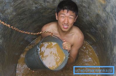 Силт и песак продиру у воду у облику магле. Силт и песак продиру у воду у облику магле.
