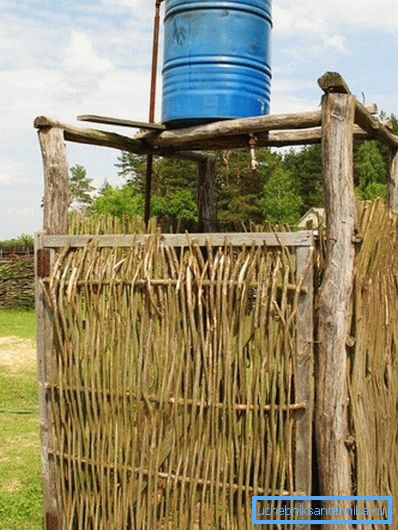 Избегавајте непоуздане конструкције, пада буре воде може лако да вам оштети и чак вас убије.