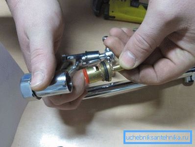 Уклањање осовинске кутије са тела дизалице. Уклањање осовинске кутије са тела дизалице.
