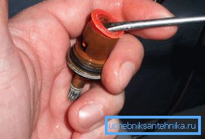 Уклањање утикача из делова металне кутије Уклањање утикача из делова металне кутије