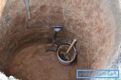 Нажалост, чак и хиљадама година касније, копање бунара је искључиво ручно израђено. Нажалост, чак и хиљадама година касније, копање бунара је искључиво ручно израђено.