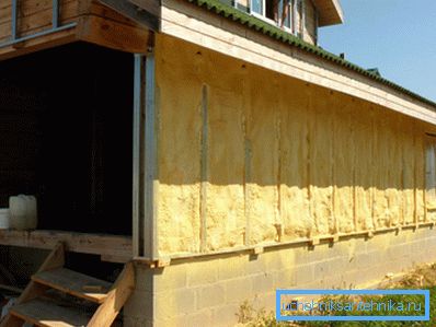 Висококвалитетна топлотна изолација зидова може смањити израчунану вредност најмање два пута. Висококвалитетна топлотна изолација зидова може смањити израчунану вредност најмање два пута.