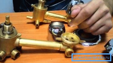 Картуше за туш каде се користе за промену начина и снабдевање водом на одређеној температури. Картуше за туш каде се користе за промену начина и снабдевање водом на одређеној температури.