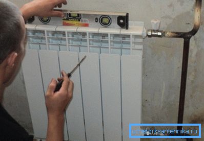 Класична батерија прима топлотну енергију из воде која се испоручује кроз цеви Класична батерија прима топлотну енергију из воде која се испоручује кроз цеви