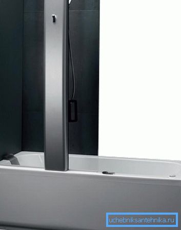 Комбиновани туш 180 до 80 комбинује купатило и туш у једном дизајну Комбиновани туш 180 до 80 комбинује купатило и туш у једном дизајну