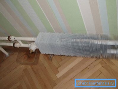 Компактни конвектор неће загревати никакве велике просторије чак и при високој температури носача грејања. Компактни конвектор неће загревати никакве велике просторије чак и при високој температури носача грејања.