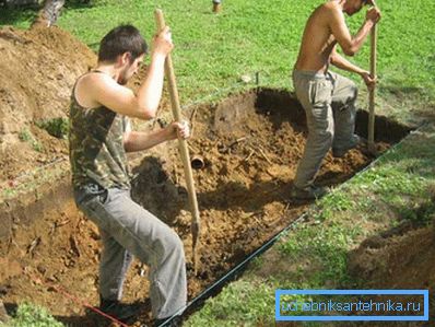 Копање јарка испод рудника у канализацији. Копање јарка испод рудника у канализацији.