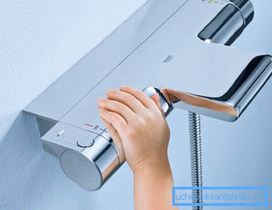 Дете користи кран Дете користи кран