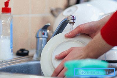 Кухињска судопера 40 цм на 40 цм у потпуности прекрива прљава посуђе намијењено за прање Кухињска судопера 40 цм на 40 цм у потпуности прекрива прљава посуђе намијењено за прање