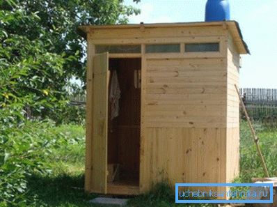 Сунчеви зраци загревају цев и воду која се улива у њега. Сунчеви зраци загревају цев и воду која се улива у њега.