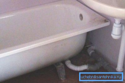 Боље је користити пластичне и пластичне цеви за купатило. Боље је користити пластичне и пластичне цеви за купатило.