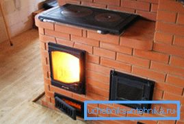 Аматерска фотографија завршене конструкције, направљена од црвене опеке користећи префабриковане металне елементе