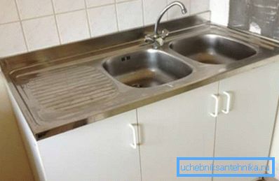 Аматерска фотографија стандардне прање возила инсталирана на посебном орману Аматерска фотографија стандардне прање возила инсталирана на посебном орману