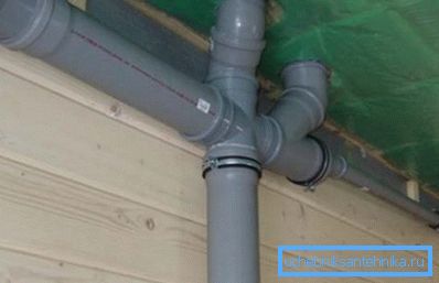 Материјал добро служи како у дрвеним кућама, тако иу зградама од цигле.