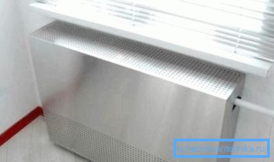 Метални екран на радијатору са отворима за слободно циркулацију ваздуха Метални екран на радијатору са отворима за слободно циркулацију ваздуха