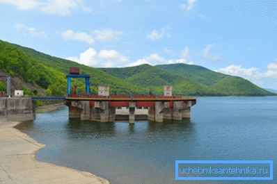 Многа предузећа имају сопствени унос воде. Многа предузећа имају сопствени унос воде.
