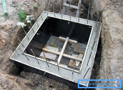 Монолитни бунари захтевају изградњу комплексних оплата. Монолитни бунари захтевају изградњу комплексних оплата.