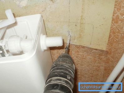 Уградња резервоара за пластичне цеви на површини зида Уградња резервоара за пластичне цеви на површини зида