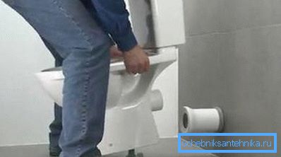 Уградња ВЦ шкољке на претходно фиксне заграде Уградња ВЦ шкољке на претходно фиксне заграде
