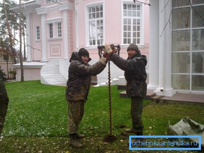 Можете изнајмити мали ручни шраф и сам радити све своје радове (на фотографији) Можете изнајмити мали ручни шраф и сам радити све своје радове (на фотографији)