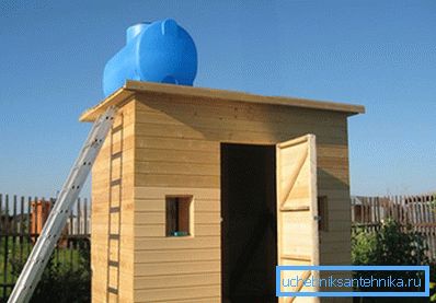 Баштенске куће често изводе вртни туш из својих руку. Баштенске куће често изводе вртни туш из својих руку.