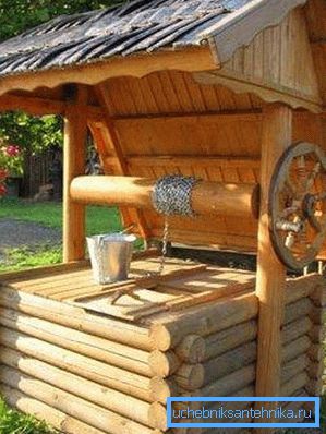 На слици - бунар са лопатицом испод крошње На слици - бунар са лопатицом испод крошње