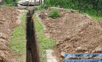На фотографији - постављање водоводних цеви из бунара На фотографији - постављање водоводних цеви из бунара