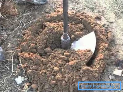 На фотографији - бушење бунара за воду у предграђу са домаћим алатом На фотографији - бушење бунара за воду у предграђу са домаћим алатом